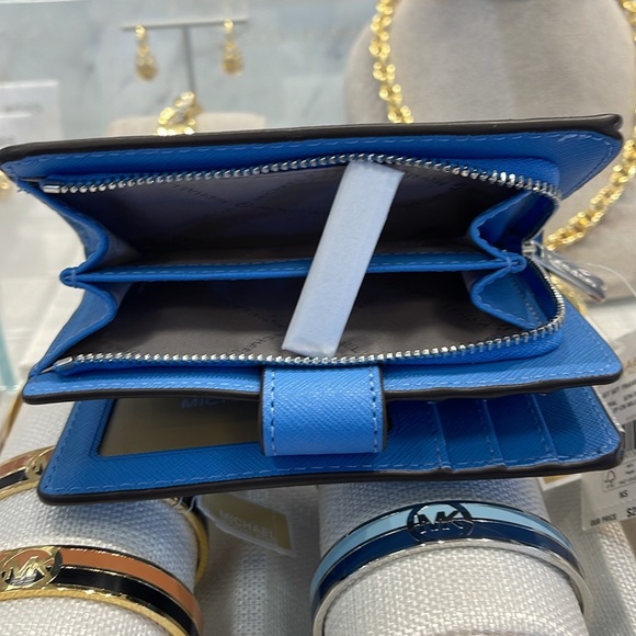 Michael Kors Medium Saffiano Leather Wallet
South Pacific
NWT - Picture 10 of 16